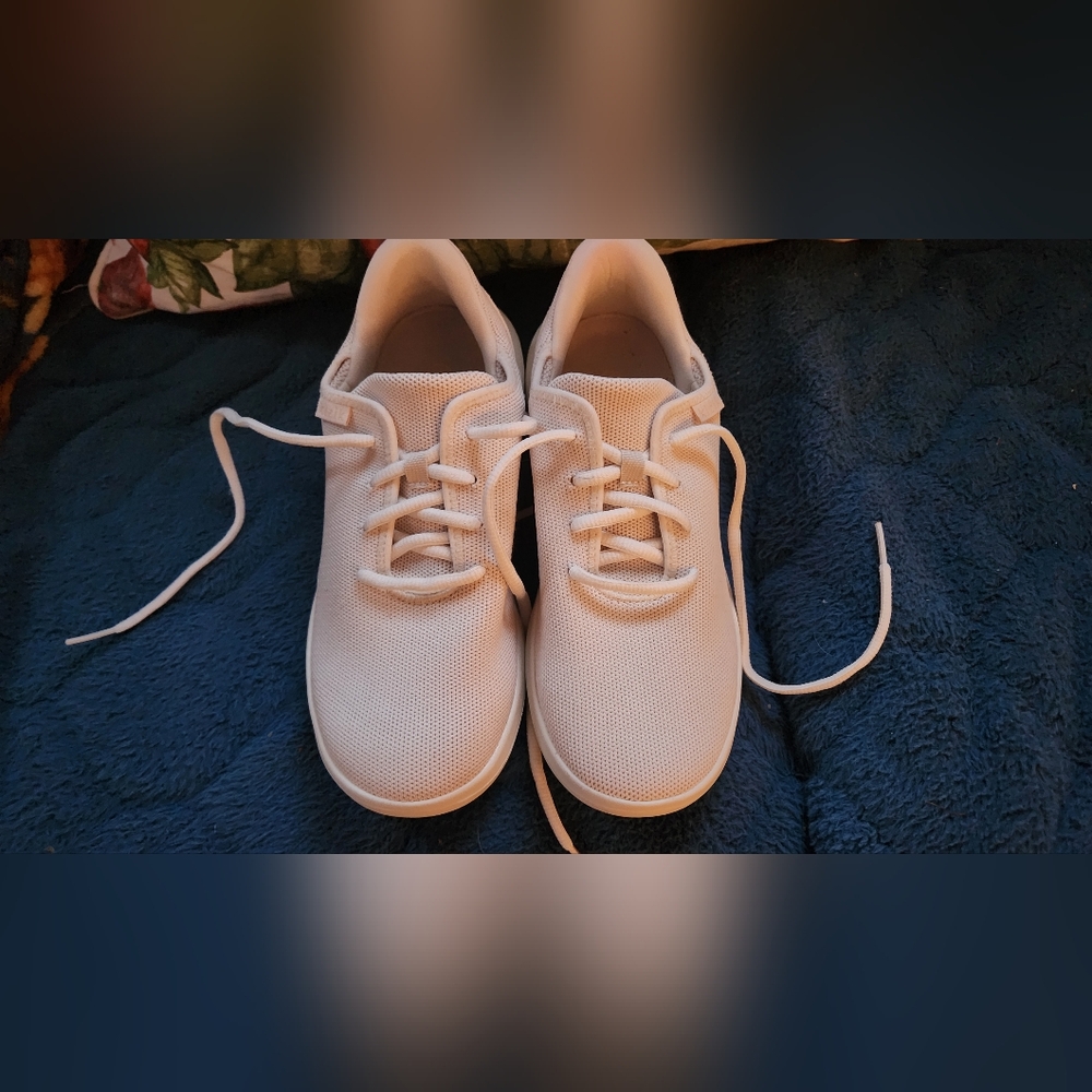 $119 Kizik white knit athletic gym shoes women 8.5/men 7
